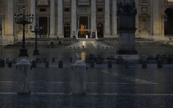観衆のいないバチカンのサン・ピエトロ広場でパンデミックの終わりについて祈りを捧げるローマ教皇フランシスコ　 - Sputnik 日本