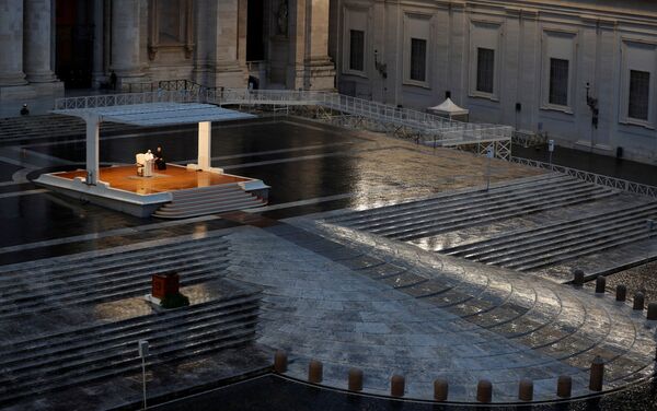 観衆のいないバチカンのサン・ピエトロ広場でパンデミックの終わりについて祈りを捧げるローマ教皇フランシスコ　 - Sputnik 日本