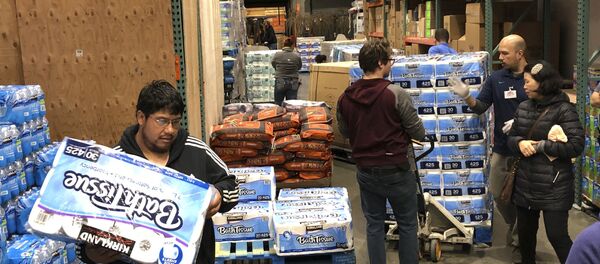 コストコに入荷したトイレットペーパーを買い求める人たち(米ワシントン州) コストコに入荷したトイレットペーパーを買い求める人たち(米ワシントン州) - Sputnik 日本