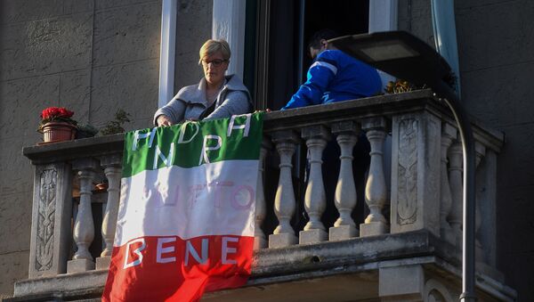 「きっと大丈夫！」と書いてある旗を持っているイタリア女性 - Sputnik 日本