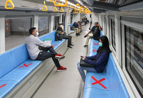 距離を空けて座る地下鉄の乗客（インドネシア・スマトラ島パレンバン） - Sputnik 日本