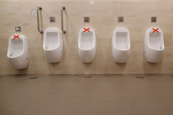 並んで用が足せないようテープが貼られた男子トイレ（シンガポール） - Sputnik 日本