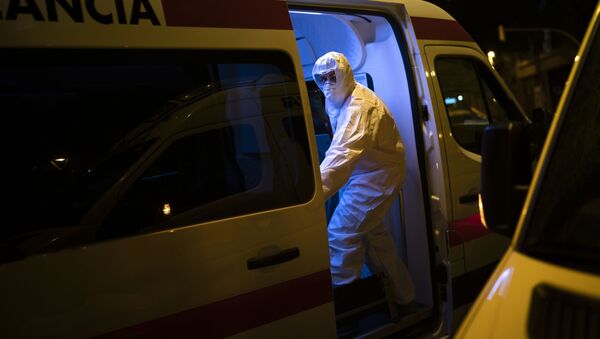 Скорая помощь перевозит пациента с коронавирусом, Испания - Sputnik 日本