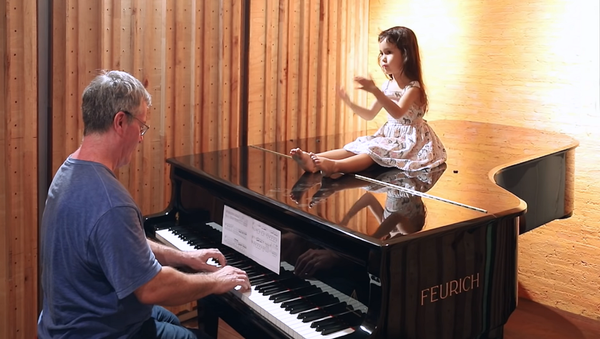 娘の成長をピアノと共に振り返る　父娘5年間の記録 - Sputnik 日本