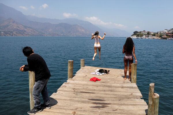 湖へ飛び込む学生（グアテマラ） - Sputnik 日本