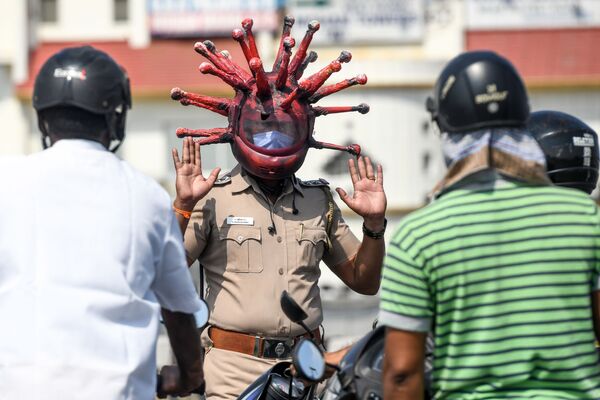 コロナウイルスをモチーフにしたヘルメットを被る警察官（インド・チェンナイ） - Sputnik 日本