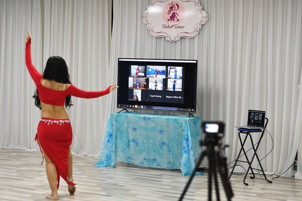 オンライン授業を行うダンス講師（ベトナム・ハノイ） - Sputnik 日本