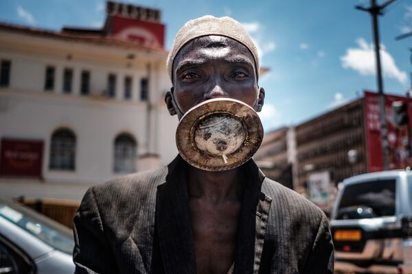 即席のマスクをする男性（ウガンダ・カンパラ） - Sputnik 日本