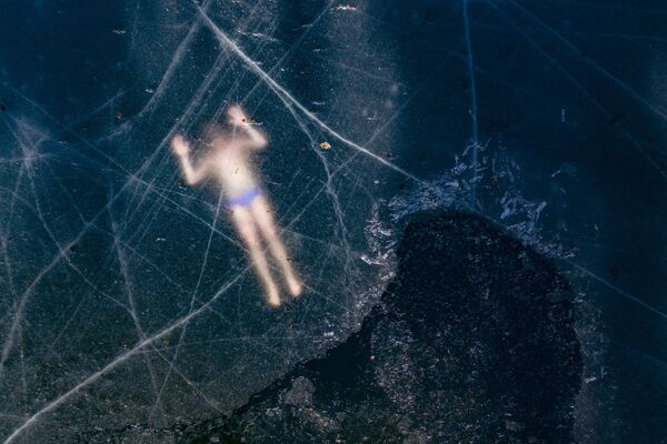 凍結した湖の下を泳ぐフリーダイバー　非公式の記録を更新（フィンランド・バーサ） - Sputnik 日本