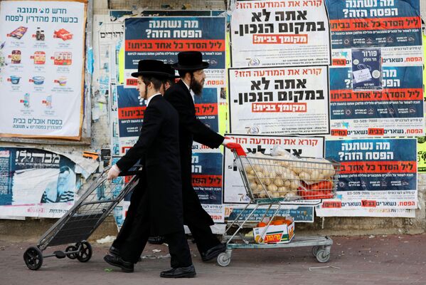 「家にいて」の看板の前を通る超正統派ユダヤ教徒（イスラエル・アシュドド） - Sputnik 日本