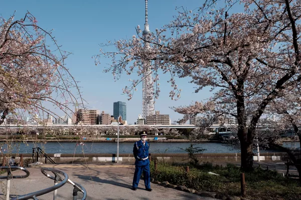 マスクをする警備員(東京・浅草) マスクをする警備員(東京・浅草) - Sputnik 日本
