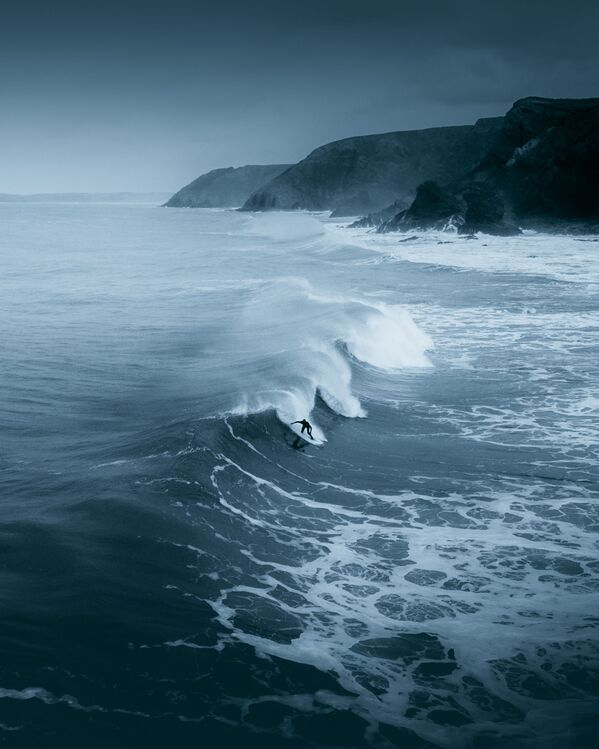#Water2020ファイナリスト　英国出身の写真家の作品「A lone surfer braving the winter cold on the Cornish North Coast」 - Sputnik 日本