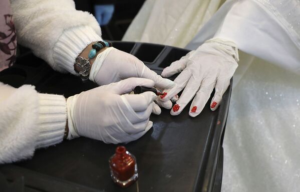 手袋をはめた手で指輪交換（パレスチナ自治区・ヘブロン） - Sputnik 日本