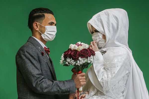 マスクをして結婚写真を撮影する新郎新婦（パレスチナ自治区・ガザ地区） - Sputnik 日本