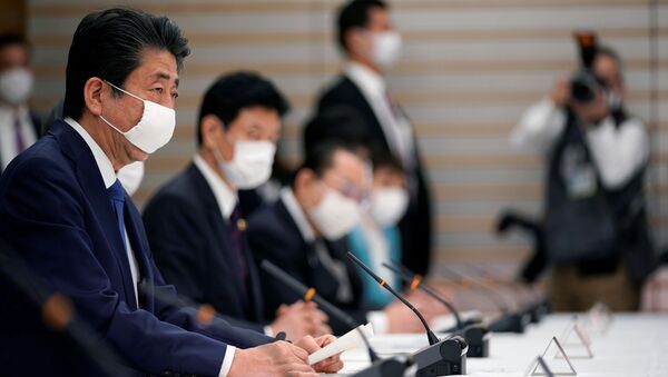 Премьер-министр Японии Синдзо Абэ в медицинской маске на встрече в Токио  - Sputnik 日本
