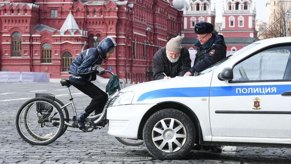 Сотрудник полиции во время проверки соблюдения горожанами режима самоизоляции на Красной площади в Москве - Sputnik 日本