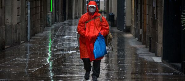 Мужчина в защитной маске идет по улице в центре Барселоны - Sputnik 日本