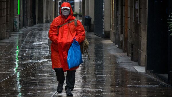 Мужчина в защитной маске идет по улице в центре Барселоны - Sputnik 日本