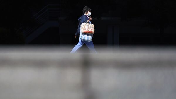 Женщина в защитной маске идет по улице в Токио, Япония - Sputnik 日本