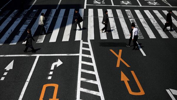 Единичные прохожие переходя улицу в первый день после объявления чрезвычайного положения в Токио - Sputnik 日本