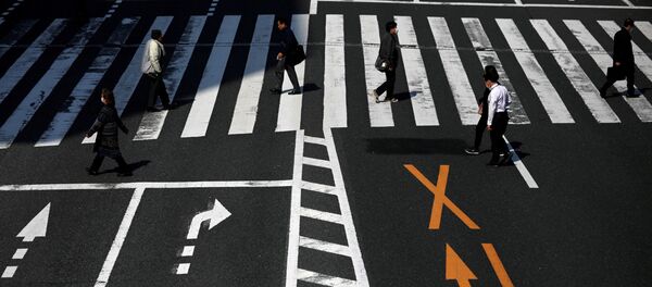 Единичные прохожие переходя улицу в первый день после объявления чрезвычайного положения в Токио - Sputnik 日本