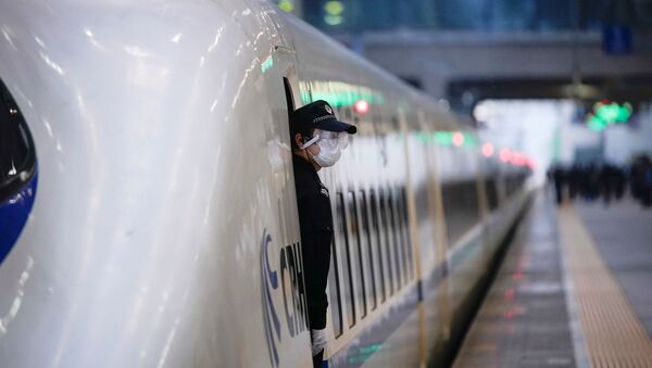 Полицейский в поезде на железнодорожном вокзале в Ханькоу, Китай - Sputnik 日本