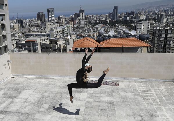 アパートの屋上で練習するダンス講師（レバノン・ベイルート） - Sputnik 日本