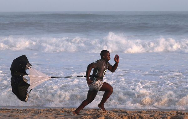 浜辺でトレーニングをする男性（ブラジル・リオデジャネイロ） - Sputnik 日本