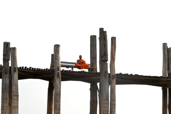 ウベーイン橋に座る僧侶（ミャンマー・マンダレー） - Sputnik 日本