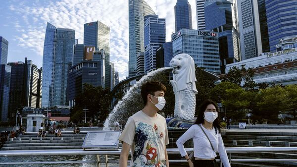 Пара в масках у статуи Мерлиона в Сингапуре - Sputnik 日本