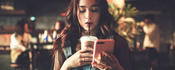 スマホを見ている女性 スマホを見ている女性 - Sputnik 日本