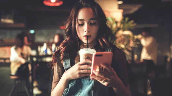 スマホを見ている女性 - Sputnik 日本
