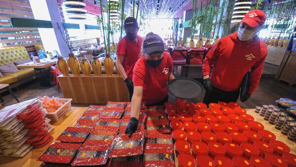 Работники ресторана Тануки во время упаковки еды для медиков ГКБ имени Юдина - Sputnik 日本