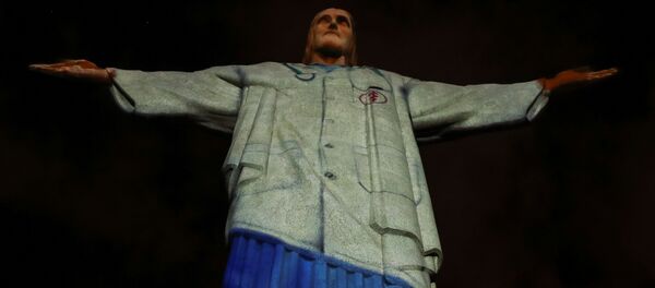 Статуя Христа-Искупителя с подсветкой в виде медицинского халата на горе Корковадо в Рио-де-Жанейро Статуя Христа-Искупителя с подсветкой в виде медицинского халата на горе Корковадо в Рио-де-Жанейро - Sputnik 日本