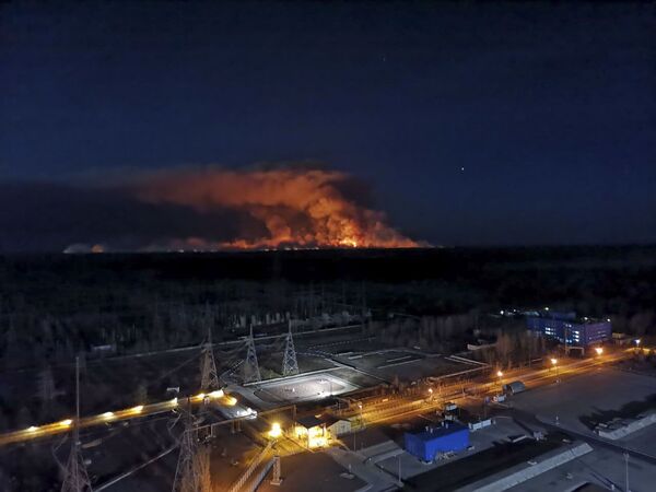 原子力発電所の屋上から撮影された居住禁止区域での火災 - Sputnik 日本