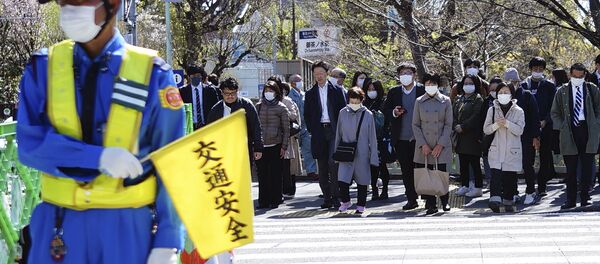 交差点で待っているマスクを履いた人 交差点で待っているマスクを履いた人 - Sputnik 日本