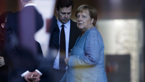 Представитель кабмина ФРГ Штеффен Зайберт и канцлер Германии Ангела Меркель - Sputnik 日本