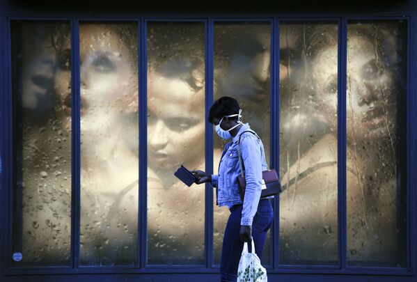 マスクをして通りを歩く女性（フランス・パリ） - Sputnik 日本
