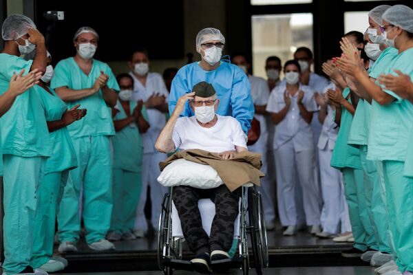 新型コロナウイルスを克服し、退院した退役軍人のエルマンド・ピベタさん（99）（ブラジル・ブラジリア） - Sputnik 日本