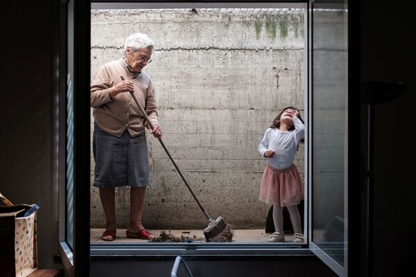 孫と家の床を掃除する老婦人（イタリア　サン・フィオラーノ） - Sputnik 日本