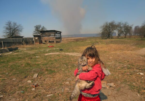 猫を抱える少女　チェルノブイリの森林火災を背景に（ウクライナ・キエフ州） - Sputnik 日本