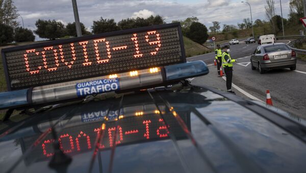 Офицеры испанской полиции на контрольно-пропускном пункте в Мадриде - Sputnik 日本