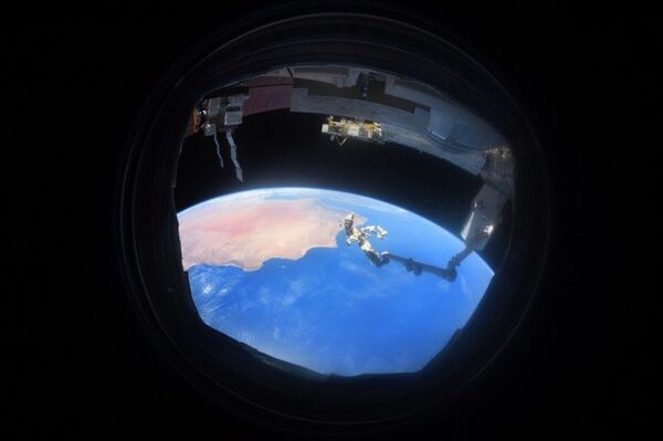 舷窓から撮影された地球（宇宙飛行士アントン・シュカプレロフ氏撮影） - Sputnik 日本
