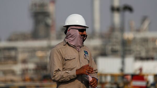 Работник нефтеперерабатывающего завода Aramco в Саудовской Аравии  - Sputnik 日本