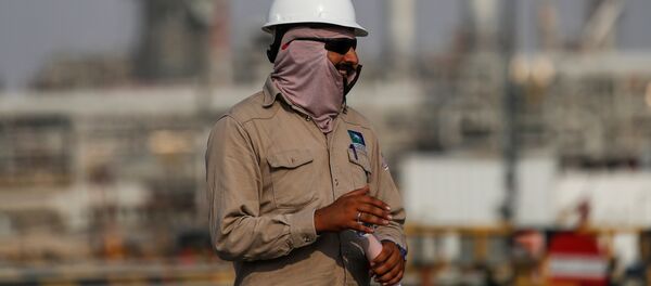 Работник нефтеперерабатывающего завода Aramco в Саудовской Аравии  - Sputnik 日本