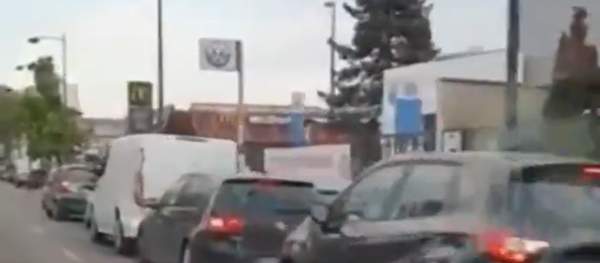 マクドナルドがドライブスルー再開、3時間待ちの大行列　フランス - Sputnik 日本