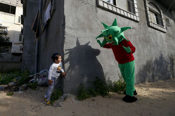 コロナウイルスの着ぐるみと少女（パレスチナ自治区・ガザ地区） - Sputnik 日本