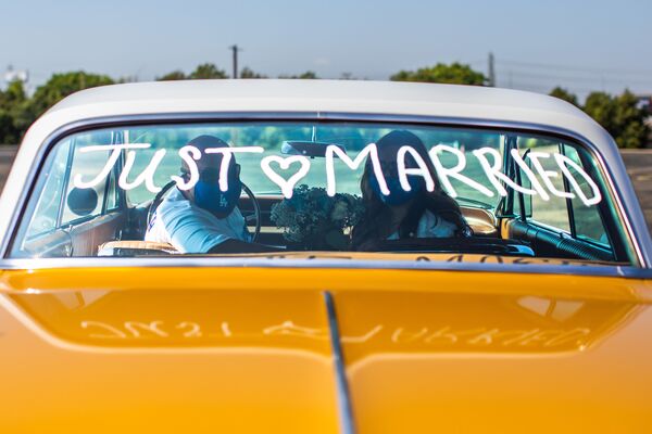 駐車場で婚姻手続きを終えた夫婦（米カリフォルニア州・アナハイム） - Sputnik 日本