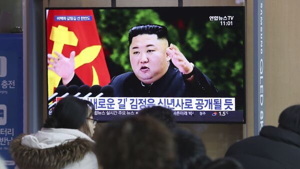 Люди смотрят телевизионную трансляцию новостей о северокорейском лидере Ким Чен Ыне, Сеул, Южная Корея - Sputnik 日本