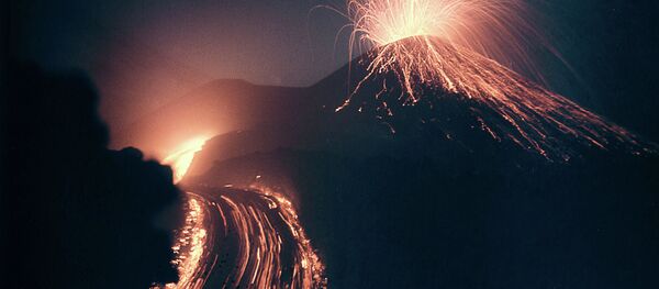 噴火するクリュチェフスカヤ山 標高4750メートル
(ロシア・カムチャツカ半島) 噴火するクリュチェフスカヤ山 標高4750メートル
(ロシア・カムチャツカ半島) - Sputnik 日本
